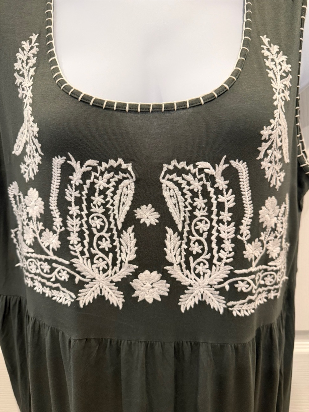 Design History Olive Green Sleeveless Embroidered Women’s Tunic Top - Picture 2 of 9